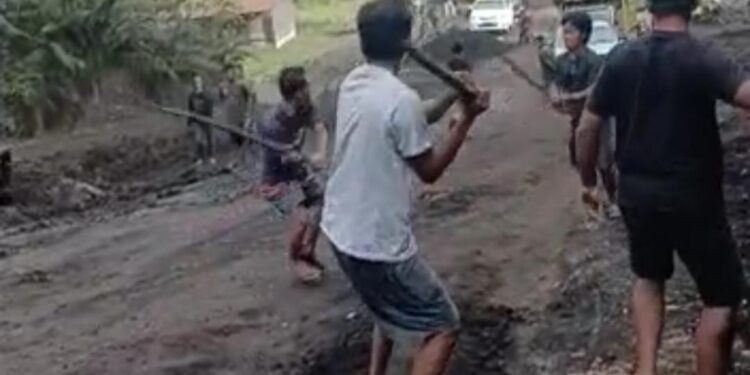 FOTO : IST WARGA/MATA KALTENG - Peristiwa perkelahian dengan menggunakan kayu balok antara seorang warga dengan sopir truk angkutan PBS, Selasa, 21 Februari 2023.