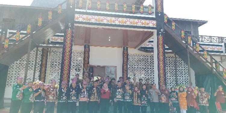 FOTO : AKH/MATAKALTENG - Bupati Sukamara bersama rombongan undangan Rakerda Kebudayaan dan Pariwisata Tingkat Provinsi Kalteng di depan gedung sanggar seni budaya.