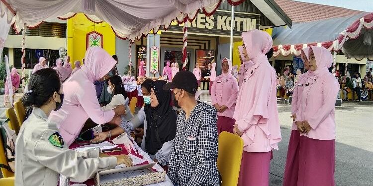 FOTO : AGUS/MATA KALTENG - terlihat masyarakat sedang melakukan pemeriksaan kesehatan gratis pada kegiatan Bakti Sosial di Halaman Polres Kotim, Kamis, 23 Februari 2023.