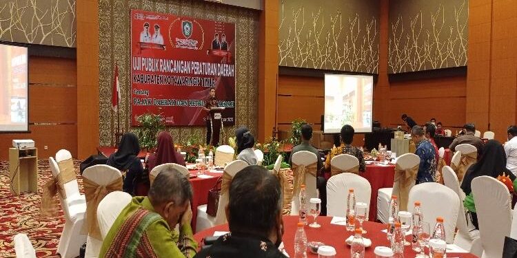 FOTO : DEVIANA/MATAKALTENG - Sekda Kotim Fajrurrahman saat membuka kegiatan Uji Publik Penyusunan Rancangan Peraturan Daerah tentang Pajak Daerah dan Retribusi Daerah, Kamis 23 Februari 2023.