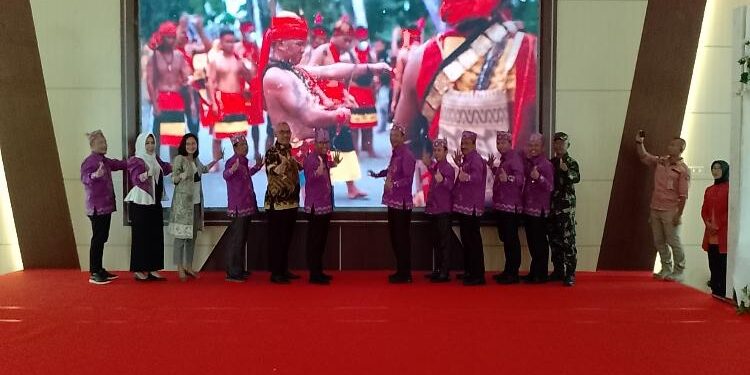 FOTO : AKH/MATAKALTENG - Asisten Bidang Perekonomian dan Pembangunan Setda Provinsi Kalteng, Leonard S. Ampung saat membuka Rakerda Bidang Kebudayaan dan Pariwisata se-Kalteng