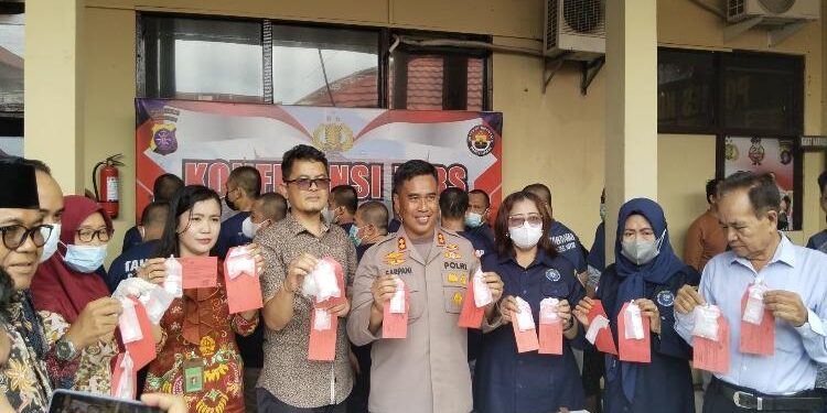 FOTO : AGUS/MATA KALTENG - Kegiatan pemusnahan sabu di halaman mapolres Kotim, Kamis, 23 Februari 2023.
