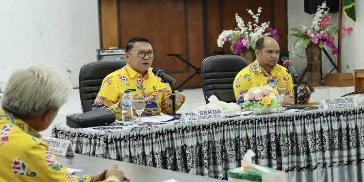 FOTO : DISKOMINFO SANTIK/MATA KALTENG - Plh Sekda Gumas Richard (kiri) didampingi Kepala Bappedalitbang Yantrio Aulia memberikan arahan saat rapat pra musrenbang tingkat kecamatan, pekan lalu.