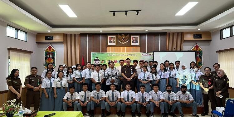 FOTO : KEJARI GUNUNG MAS/MATA KALTENG - Kajari Gumas Sahroni dan Kasi Intel Teguh Iskandar ketika berfoto bersama dengan para peserta didik, usai kegiatan penyuluhan hukum jaksa masuk sekolah, Selasa, 14 Februari 2023.