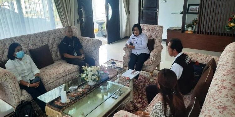 FOTO : SID/MATA KALTENG - Wakil Bupati Efrensia LP Umbing saat menerima kedatangan petugas pantarlih yang akan melakukan coklit, dengan didampingi Ketua KPU Stepenson, anggota KPU Divisi Hukum dan Pengawasan Yepta H Jinal, PPK dan PPS, di rumah jabatannya, Rabu, 22 Februari 2023.