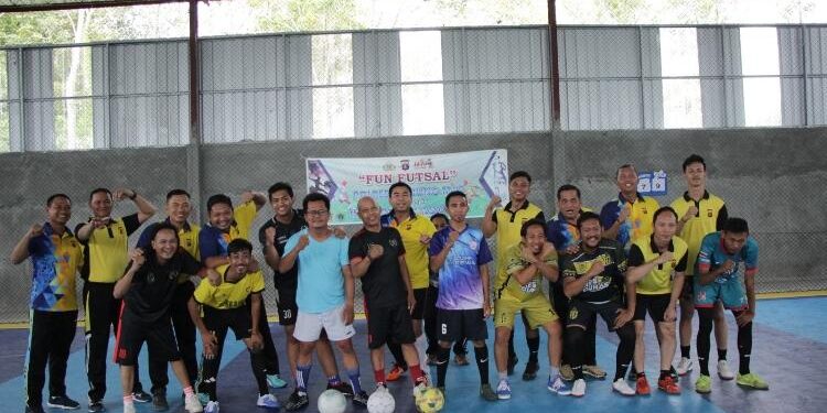 FOTO : HUMAS POLRES/MATA KALTENG - Kapolres Gumas AKBP Asep Bangbang Saputra, Wakapolres Kompol Aries Ishak Nugroho, Kabag Ops Kompol Tri Wibowo, dan pejabat utama polres, berfoto bersama dengan insan pers dalam kegiatan olahraga fun futsal dalam rangka memperingati HPN, Jumat, 10 Februari 2023.