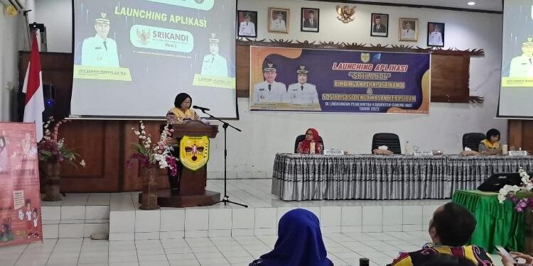 FOTO : DISKOMINFO SANTIK/MATA KALTENG - Wakil Bupati Gumas Efrensia LP Umbing bersama Deputi Pembinaan Kearsipan Arsip Nasional RI Desi Pratiwi, dan Kepala Dinas Perpustakaan dan Kearsipan Maria Efianti, saat launching aplikasi srikandi, Kamis, 16 Februari 2023.