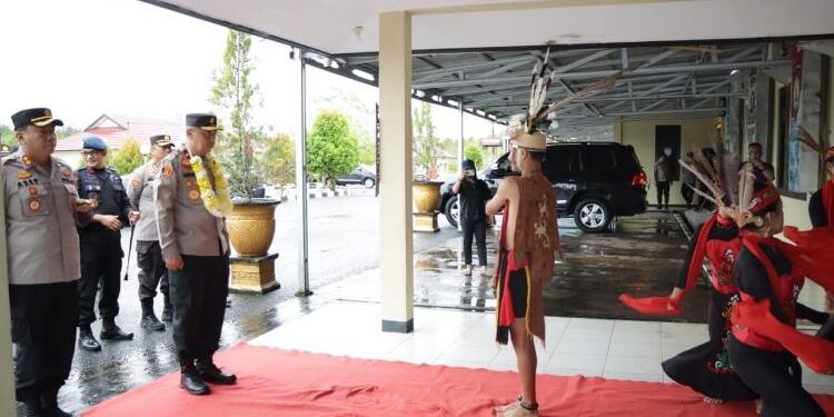 FOTO : HUMAS POLRES/MATA KALTENG - Wakapolda Kalteng Brigjen Pol Mohamad Agung Budijono, didampingi Karolog Kombes Pol Susilo Wardono, Dansat Brimob Polda Kalteng Kombes Pol Pria Premos, Kapolres AKBP Asep Bangbang Saputra, menerima pengalungan bunga, Jumat, 3 Februari 2023.