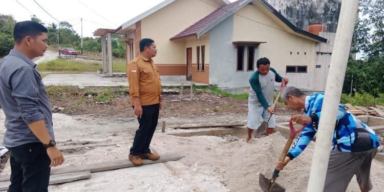 FOTO : SATRES NARKOBA POLRES GUMAS/MATA KALTENG - Kasat Reskoba Polres Gumas Iptu Budi Utomo berbincang dengan warga di Lewu Isen Mulang Anti Narkoba dan Lewu Pancasila Kampung Baru, Kelurahan Kuala Kurun, Kecamatan Kurun, Jumat, 10 Februari 2023.