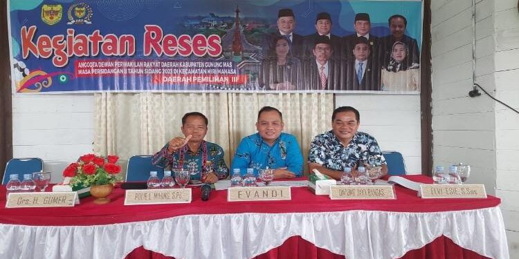 FOTO : EVANDI/MATA KALTENG - Anggota DPRD Gumas Evandi (tengah) bersama koleganya Untung Jaya Bangas dan Polie L Mihing saat mengikuti reses, belum lama ini.