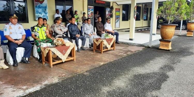 FOTO : SID/MATA KALTENG - Ketua DPRD Gumas Akerman Sahidar (duduk tiga dari kanan) saat menghadiri upacara gelar pasukan operasi keselamatan telabang tahun 2023, Selasa, 7 Februari 2023.