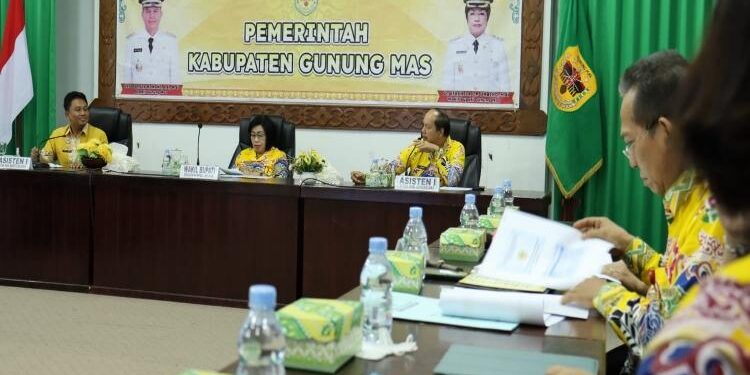 FOTO : DISKOMINFO SANTIK/MATAKALTENG - Wakil Bupati Gumas Efrensia LP Umbing dan Asisten I Lurand menerima kunjungan TPPS Kabupaten Barito Selatan, di ruang rapat lantai 1 kantor bupati, pekan lalu.