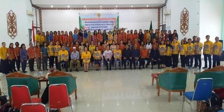 FOTO : SID/MATA KALTENG - Para peserta berfoto bersama dalam kegiatan penguatan dan pendampingan teknis pelaksanaan legalitas lembaga PAUD swasta pada pembinaan kelembagaan dan manajemen PAUD tahun 2023, Kamis, 23 Februari.