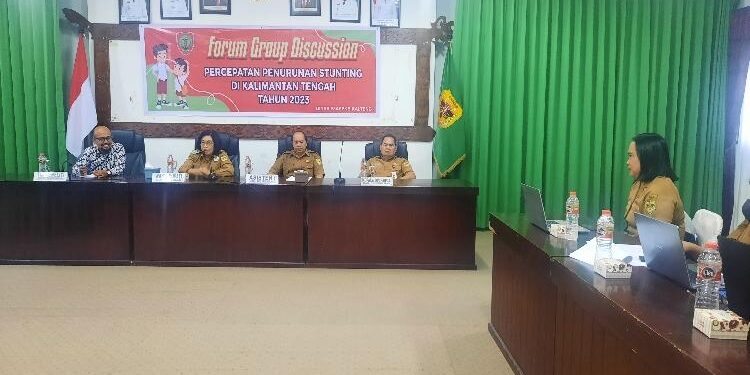 FOTO : SID/MATA KALTENG - Ketua Pelaksana TPPS yang juga Wakil Bupati Gumas Efrensia LP Umbing didampingi Asisten I Lurand, dan Kepala DP2KBP3A Edwin Yustian, ketika memberikan arahan pada kegiatan FGD percepatan penurunan stunting, Senin, 20 Februari 2023.