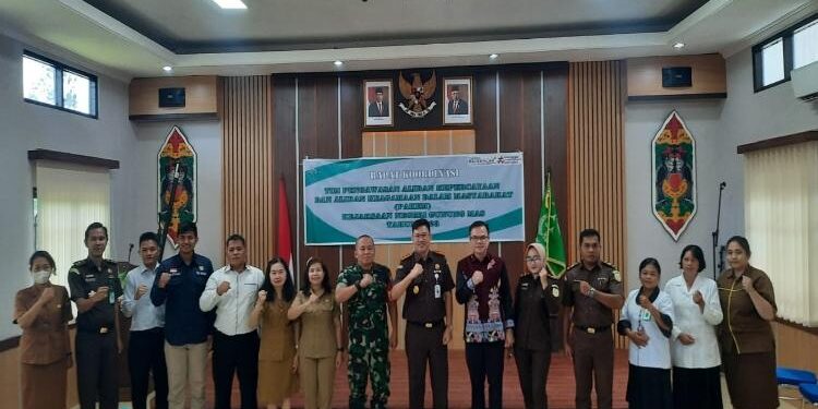 FOTO : SID/MATA KALTENG - Ketua Tim Pakem yang juga Kajari Gumas Sahroni didampingi Wakil Ketua Tim Pakem sekaligus Kasi Intel Kejari Teguh Iskandar, saat berfoto bersama dengan lintas sektoral yang tergabung dalam tim pakem, Selasa, 7 Februari 2023.
