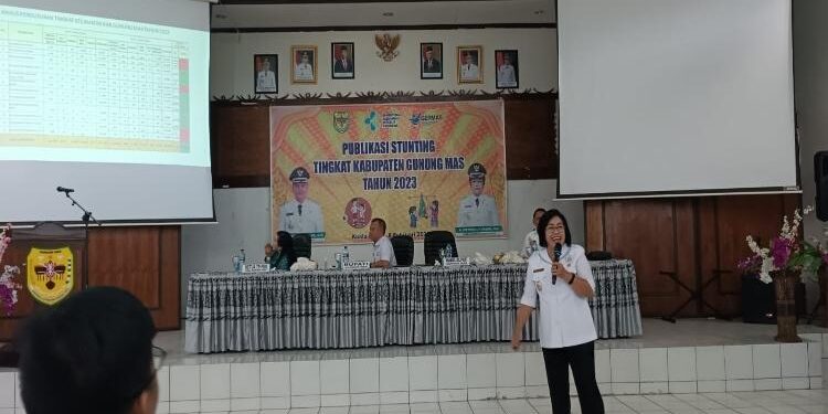 FOTO : DISKOMINFO SANTIK/MATA KALTENG - Wakil Bupati sekaligus Ketua Pelaksana TPPS Kabupaten Gumas Efrensia LP Umbing memaparkan kasus stunting di seluruh kecamatan, belum lama ini.