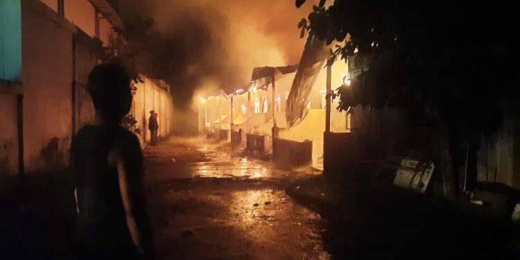 FOTO : SID/MATA KALTENG - Petugas damkar berusaha memadamkan api, Selasa, 21 Februari 2023.