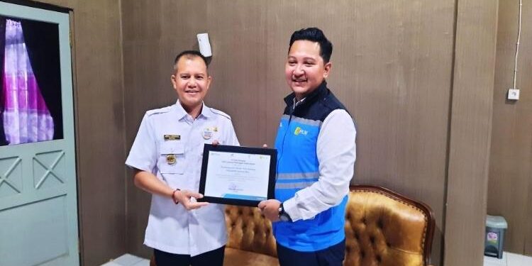 FOTO : SID/MATA KALTENG - Bupati Gumas Jaya Samaya Monong ketika menerima penghargaan dari PT PLN, yang diserahkan Manajer PLN ULP Kuala Kurun Rizal Bima Bayuaji, Rabu, 8 Februari 2023.