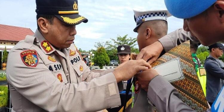 FOTO : SID/MATA KALTENG - Kapolres Gumas AKBP Asep Bangbang Saputra menyematkan pita ke perwakilan pasukan, sebagai tanda dimulainya operasi keselamatan telabang tahun 2023, Selasa, 7 Februari 2023.
