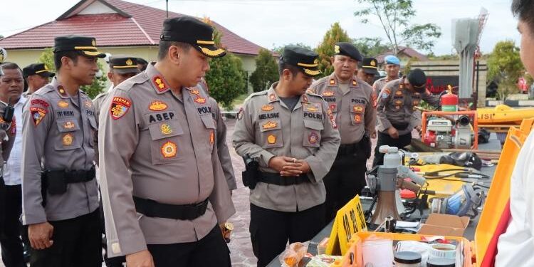 FOTO : HUMAS POLRES GUMAS/MATA KALTENG - Kapolres Gumas AKBP Asep Bangbang Saputra, bersama Wakapolres Kompol Aries Nugroho Ishak, dan Kabag Ops Kompol Tri Wibowo, mengecek peralatan karhutla.