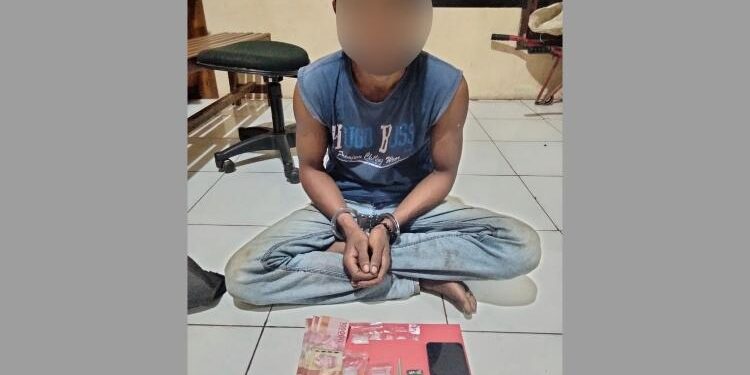 FOTO: POLISI/MATA KALTENG - Pelaku dan barang bukti saat diamankan di Polsek Parenggean, Selasa 7 Februari 2023.