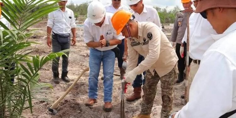 FOTO: PROKOM SERUYAN/MATA KALTENG - Bupati Seruyan, Yulhaidir saat melakukan tanam perdana realisasi lahan plasma PT. RHS Wilmar Group di Desa Pematang Limau, Kecamatan Seruyan Hilir, Senin 6 Februari 2023.