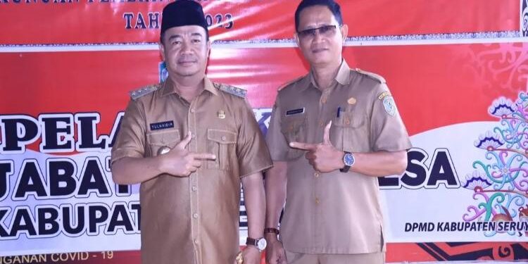 FOTO: PROKOM SERUYAN/MATA KALTENG - Kepala Disdukcapil Seruyan Domases Al Atak (kanan) saat berfoto bersama Bupati Seruyan, Yulhaidir (kiri) seusai acara pelantikan di Pendopo Rujab Bupati Seruyan beberapa waktu lalu.