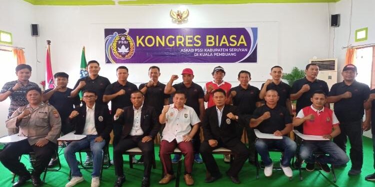 FOTO: IST/MATA KALTENG - Foto bersama jajaran pihak terkait saat pelaksanaan Kongres Biasa Askab PSSI Seruyan di Aula Mess Pemda Seruyan, Sabtu 4 Februari 2023.