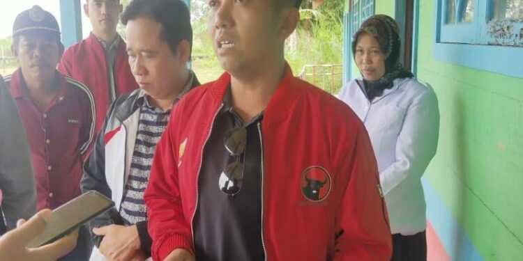 FOTO: IST/MATA KALTENG - Ketua DPRD Seruyan, Zuli Eko Prasetyo saat diwawancarai awak media ketika reses di salah satu desa di Dapil I beberapa waktu lalu.
