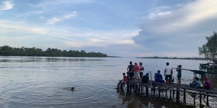 FOTO: ALDI SETIAWAN/MATA KALTENG - Sejumlah warga saat turut serta membantu proses pencarian seorang bocah yang diduga tenggelam di kawasan Dermaga Pasar Saik Kuala Pembuang, Rabu 8 Februari 2023.