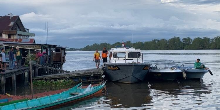 FOTO: ALDI SETIAWAN/MATA KALTENG - Sejumlah kapal petugas yang digunakan untuk melakukan pencarian korban tenggelam di Dermaga Pasar Siak Kuala Pembuang, Rabu 8 Februari 2023.
