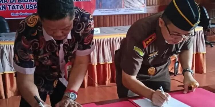 FOTO: PROKOM SERUYAN/MATA KALTENG - Sekda Seruyan, Djainu'ddin Noor (kiri) saat menandatangani MoU antara Pemkab Seruyan dan Kejari Seruyan di Aula Kantor Bupati Seruyan, Kamis 9 Februari 2023.