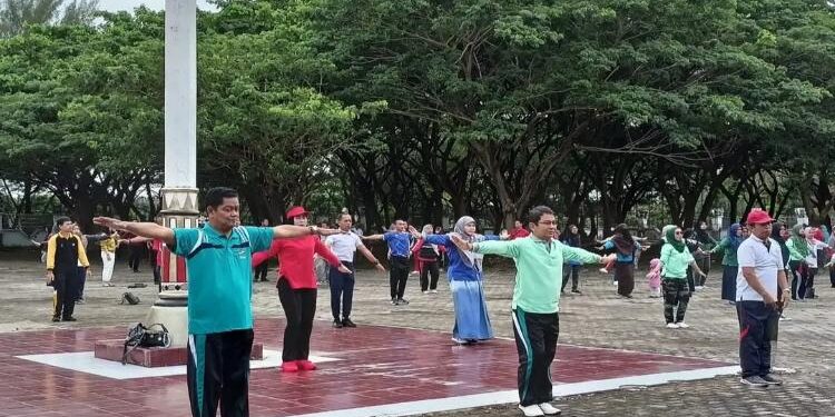 FOTO: PROKOM SERUYAN/MATA KALTENG - Suasana saat pelaksanaan senam bersama yang diikuti oleh pegawai di lingkungan Pemkab Seruyan di Halaman Kantor Bupati Seruyan, Jum'at 10 Februari 2023.