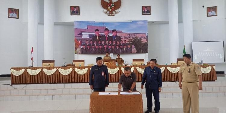 FOTO: ALDI SETIAWAN/MATA KALTENG - Ketua DPRD Seruyan, Zuli Eko Prasetyo (dua dari kiri) saat menandatangani persetujuan bersama terhadap beberapa buah raperda dalam rapat paripurna di Aula Gedung DPRD setempat, Senin 13 Februari 2023.