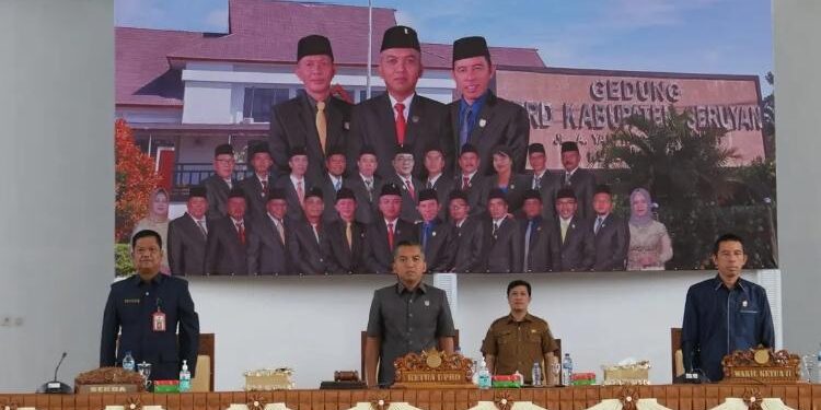FOTO: IST/MATA KALTENG - Ketua DPRD Seruyan, Zuli Eko Prasetyo (tengah) saat memimpin rapat paripurna penyampaian hasil reses di Aula Gedung DPRD setempat, Senin 13 Februari 2023.