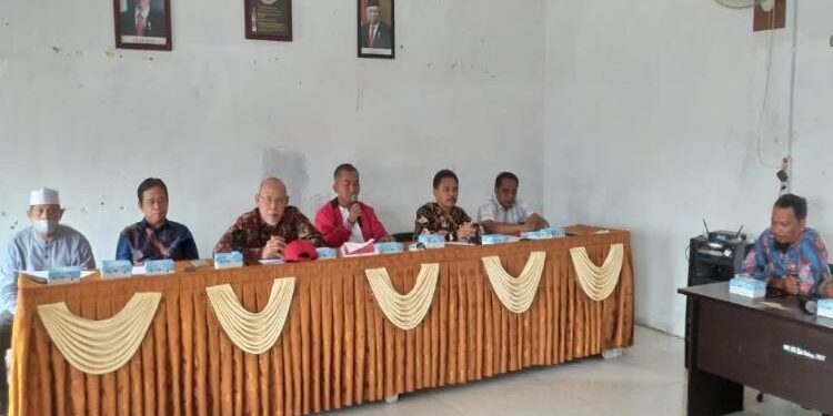 FOTO: IST/MATA KALTENG - Ketua DPRD Seruyan, Zuli Eko Prasetyo (tiga dari kanan) bersama jajaran anggota DPRD Seruyan dapil I lainnya saat melaksanakan reses tahap I tahun 2023 di Desa Sungai Bakau, Kecamatan Seruyan Hilir Timur beberapa waktu lalu.