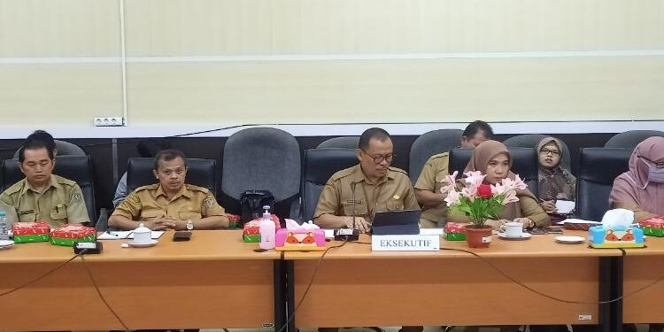 FOTO: ALDI SETIAWAN/MATA KALTENG - Kepala Dinkes Seruyan, Bahrun Abbas (dua dari kanan) saat mengikuti RDP di Ruang Rapat Serbaguna DPRD Seruyan, Selasa 14 Februari 2023.