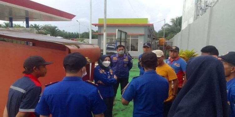 FOTO: IST/MATA KALTENG - Pihak DPKP Seruyan dari Bidang Pencegahan saat melakukan sosialisasi terkait pemaksimalan penggunaan APAR di salah satu SPBU di wilayah Kabupaten Seruyan baru-baru ini.