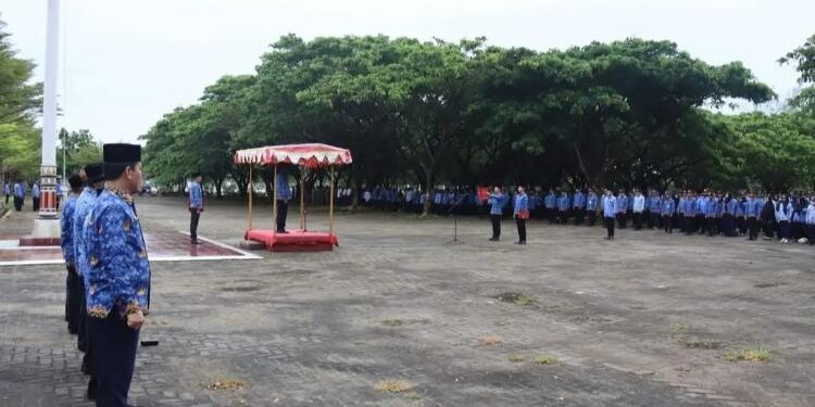 FOTO: PROKOM SERUYAN/MATA KALTENG - Suasana apel gabungan yang dilaksanakan di Halaman Kantor Bupati Seruyan dan diikuti oleh ASN dan Non ASN di lingkup Pemkab Seruyan, Senin 20 Februari 2023.