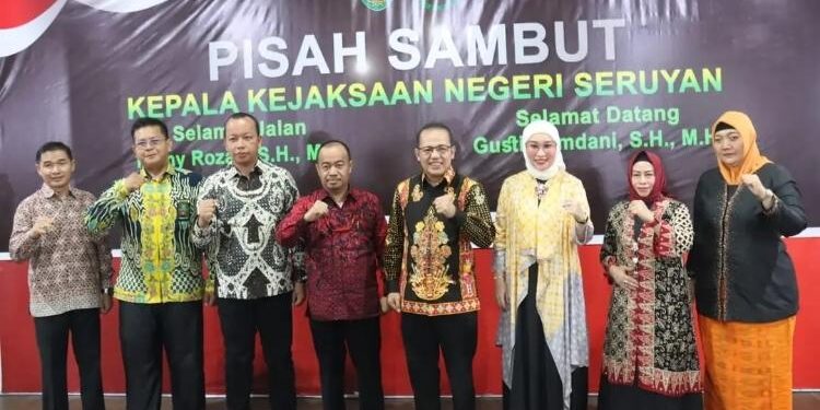 FOTO: PROKOM SERUYAN/MATA KALTENG - Bupati Seruyan, Yulhaidir (empat dari kiri) saat menghadiri malam pisah sambut Kajari Seruyan di Pendopo Rujab Bupati Seruyan kemarin malam.