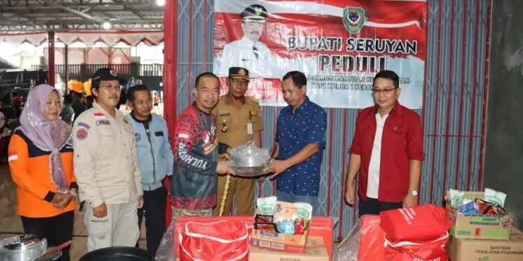 FOTO: PROKOM SERUYAN/MATA KALTENG - Bupari Seruyan, Yulhaidir (dua dari kiri) saat menyerahkan bantuan korban kebakaran untuk masyarakat di Desa Pembuang Hulu I, Kecamatan Hanau, Selasa 21 Februari 2023.