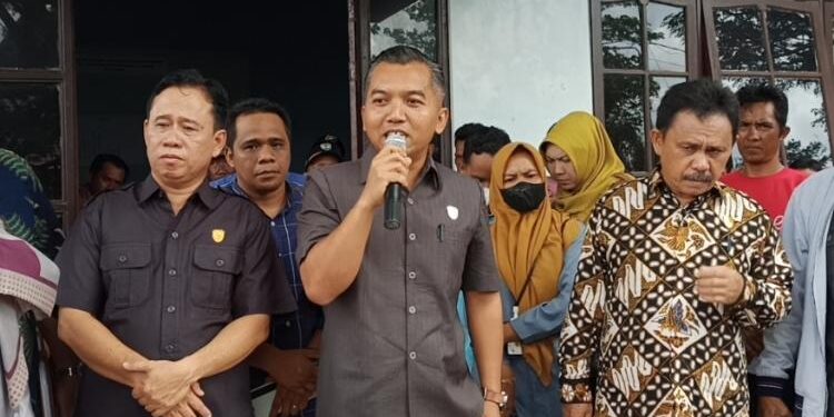 FOTO: ALDI/MATA KALTENG - Ketua DPRD Seruyan, Zuli Eko Prasetyo (tengah) saat memberikan pidato dalam salah satu kunjungan ke desa di Kecamatan Seruyan Hilir.