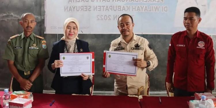 FOTO: PROKOM SERUYAN/MATA KALTENG - Bupati Seruyan, Yulhaidir (dua dari kanan) saat menghadiri agenda penandatanganan perjanjian kerja sama dengan PN Sampit di Desa Pembuang Hulu, Kecamatan Hanau, Rabu 22 Februari 2023.