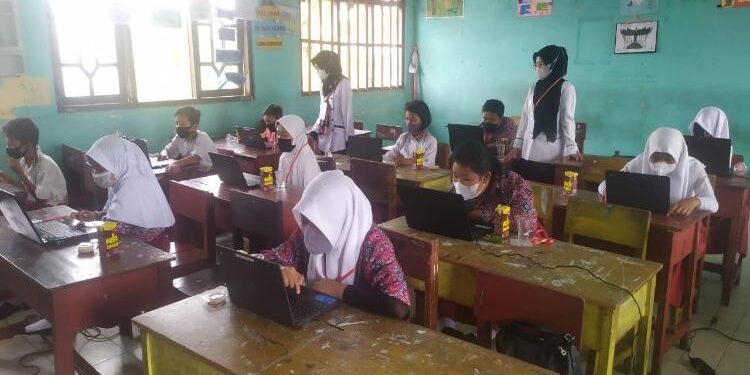 FOTO: DIAN TARESA/MATA KALTENG - Saat proses pembelajaran di salah satu Sekolah Kota Sampit.