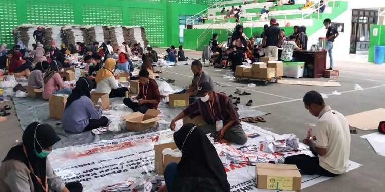 FOTO : DOKUMENTASI/MATA KALTENG - Proses pelipatan surat suara.