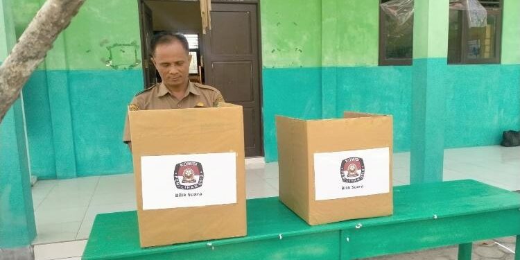 FOTO : SMPN 9/MATA KALTENG - Kepala SMPN 9 Sampit Supriyono saat menontohkan proses pemilihan di balik TPS.