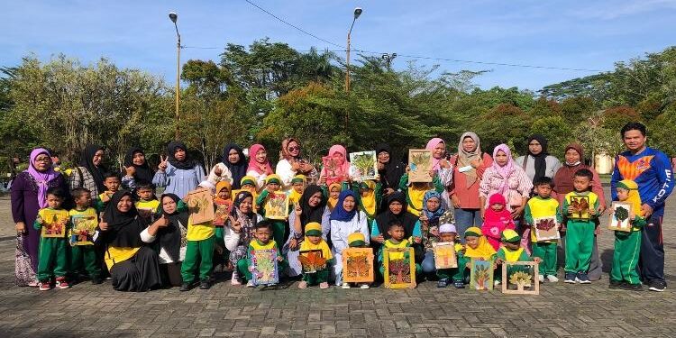 FOTO : DOKUMENTASI/MATA KALTENG - Sejumlah peserta didik saat menunjukkan hasil karyanya merangkai daun bekas jadi lukisan.