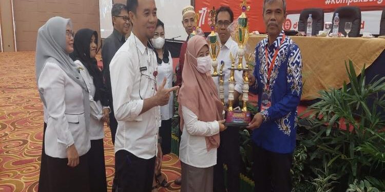 FOTO : DOKUMENTASI/MATA KALTENG - Guru yang menerima penghargaan sebagai guru berprestasi.