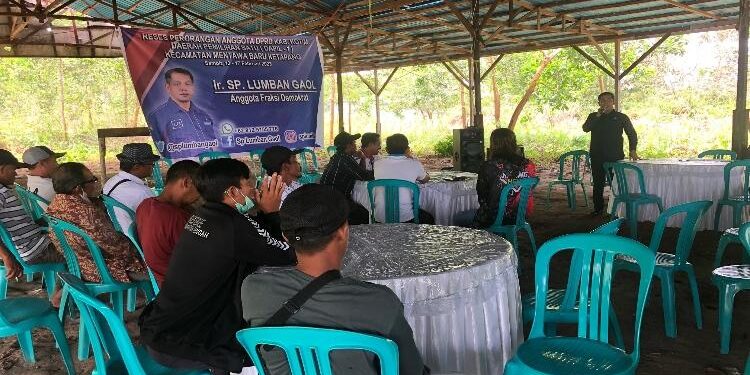 FOTO : DIAN TARESA/MATA KALTENG - Anggota DPRD Kotim Dapil I SP Lumban Gaol saat melakukan reses di kawasan perumahan Citra Griya, Sampit.