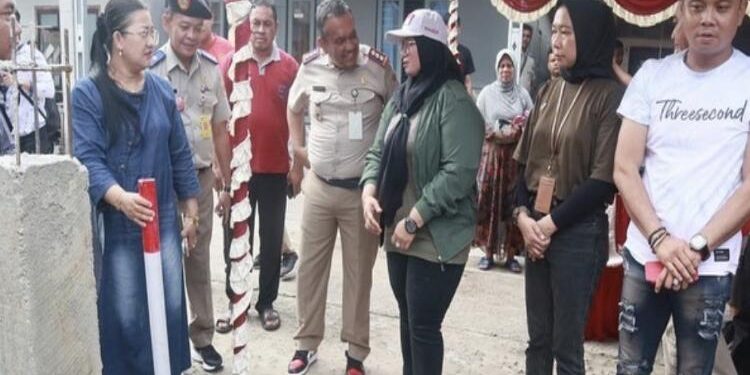 FOTO : Prokopim Kotim/MATA KALTENG - Pemasangan patok batas bersama Wakil Bupati Kotim, Irawati.